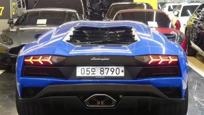 Lamborghini AVENTADOR