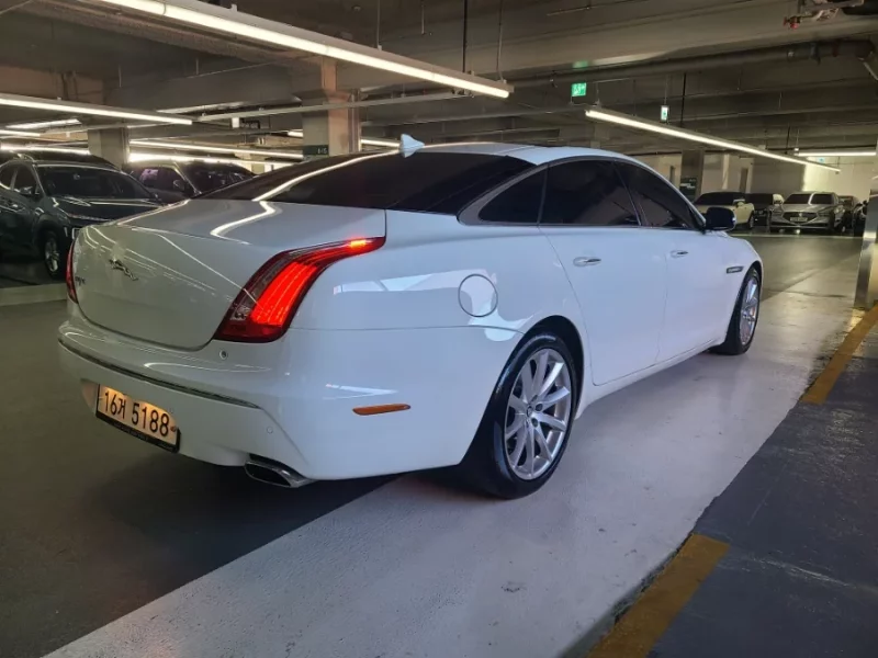 Jaguar XJ