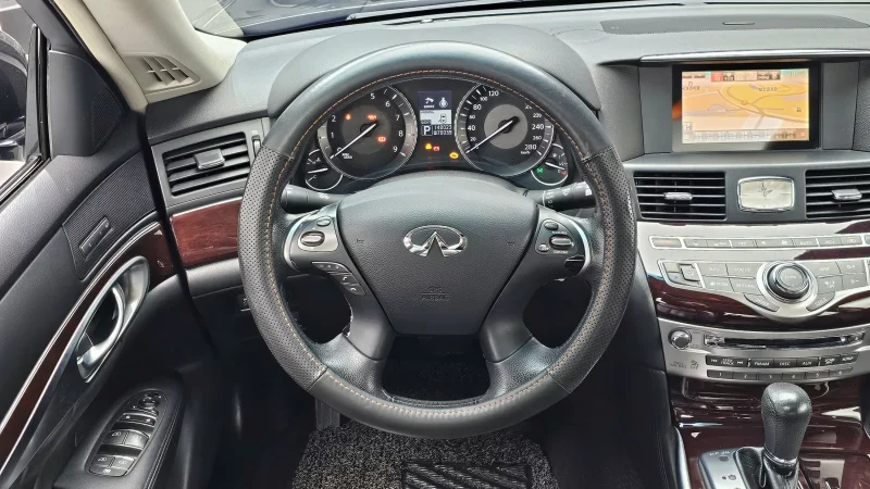 Infiniti M