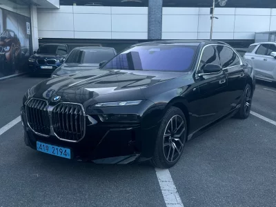 BMW i7