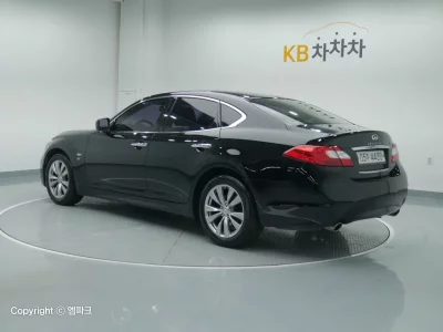 Infiniti Q70