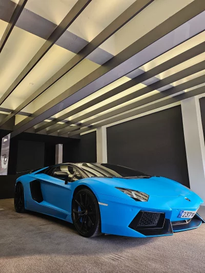 Lamborghini AVENTADOR