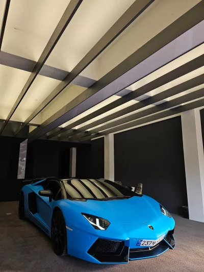 Lamborghini AVENTADOR