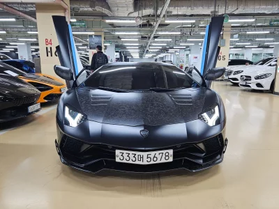 Lamborghini AVENTADOR