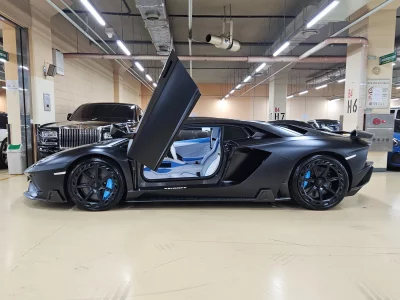 Lamborghini AVENTADOR