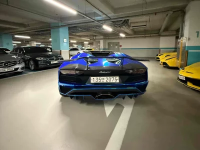 Lamborghini AVENTADOR