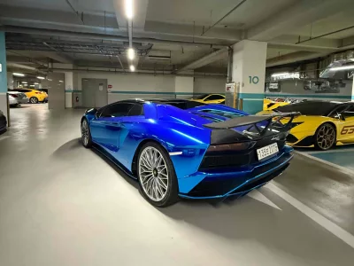 Lamborghini AVENTADOR