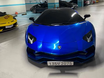 Lamborghini AVENTADOR