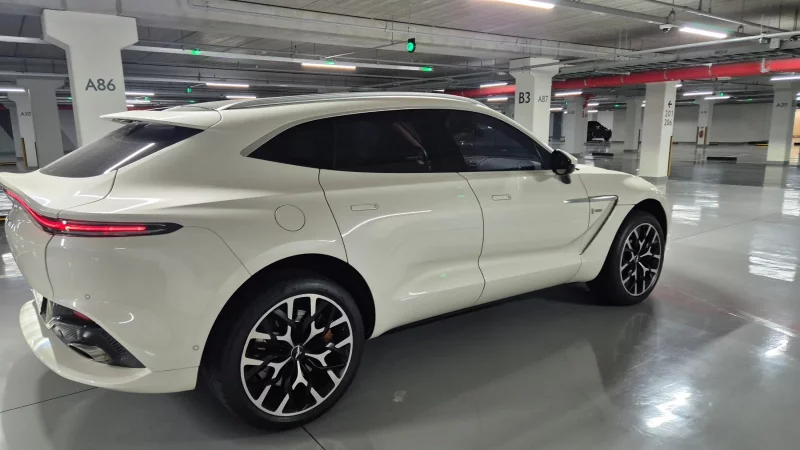Astonmartin DBX