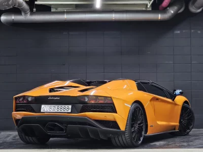 Lamborghini AVENTADOR