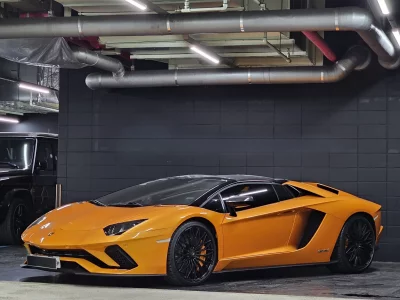 Lamborghini AVENTADOR