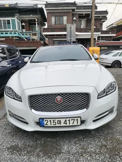 Jaguar XJ