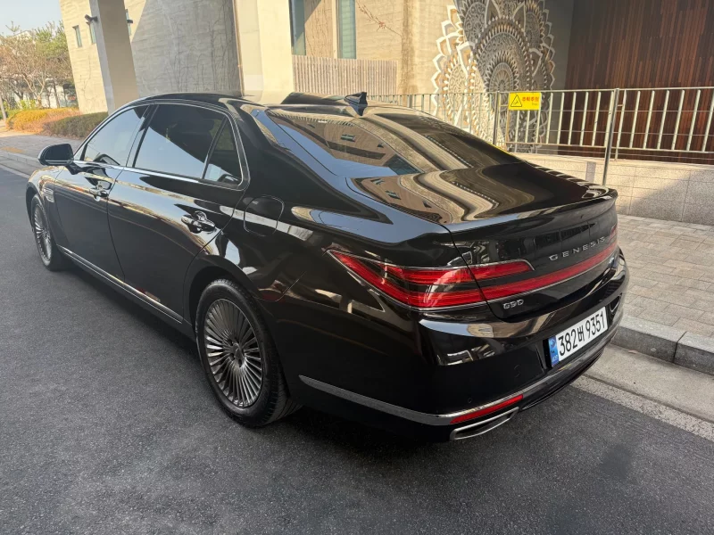 Genesis G90