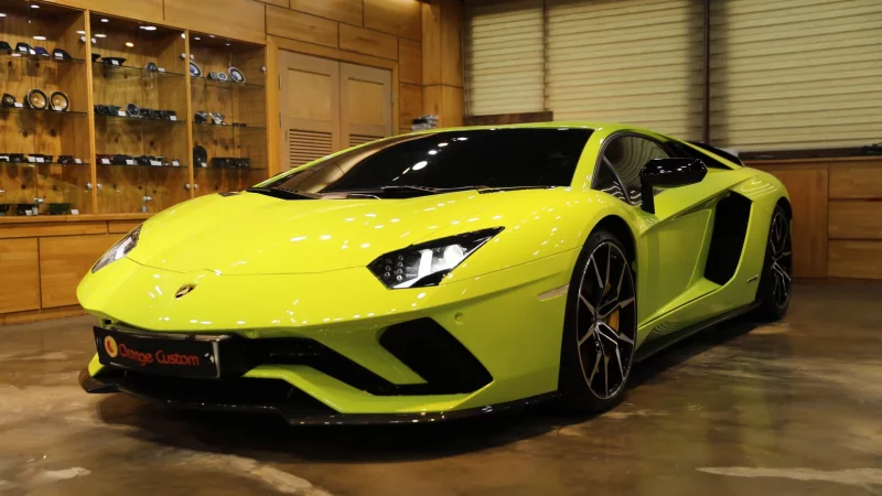Lamborghini AVENTADOR