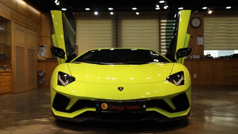 Lamborghini AVENTADOR