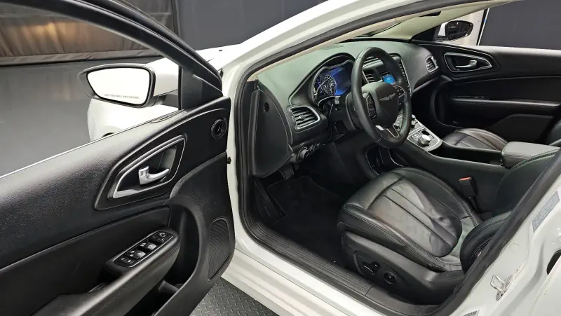 Chrysler 200