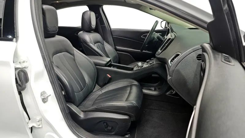 Chrysler 200