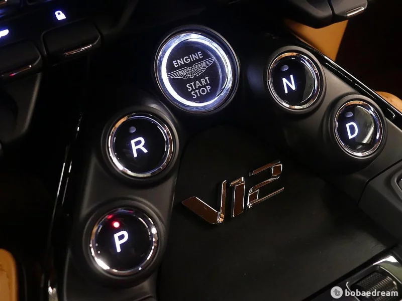 Aston Martin VANTAGE