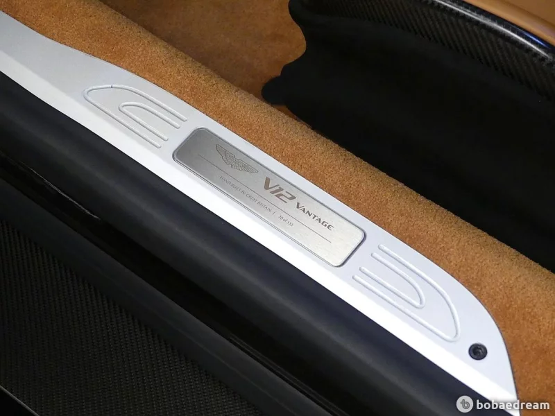 Aston Martin VANTAGE