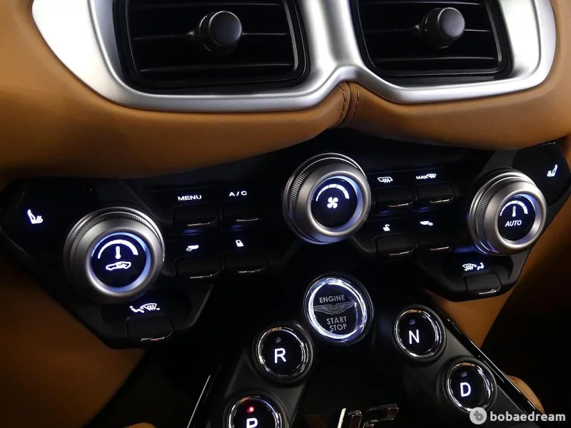 Aston Martin VANTAGE