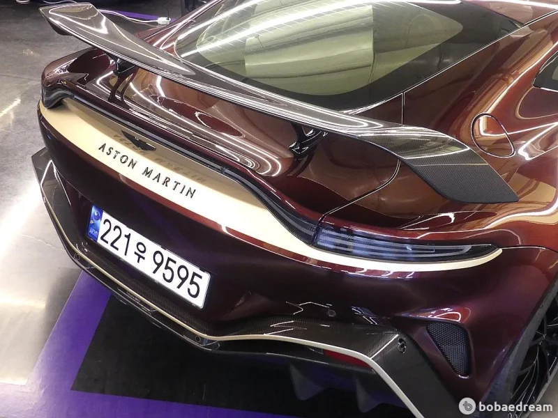 Aston Martin VANTAGE