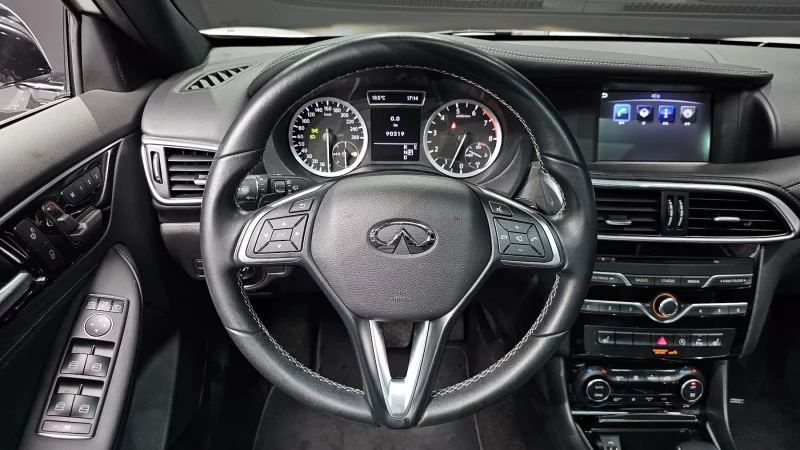 Infiniti Q30