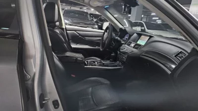 Infiniti M