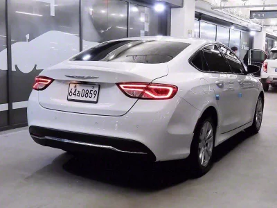 Chrysler 200