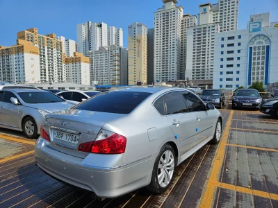 Infiniti M