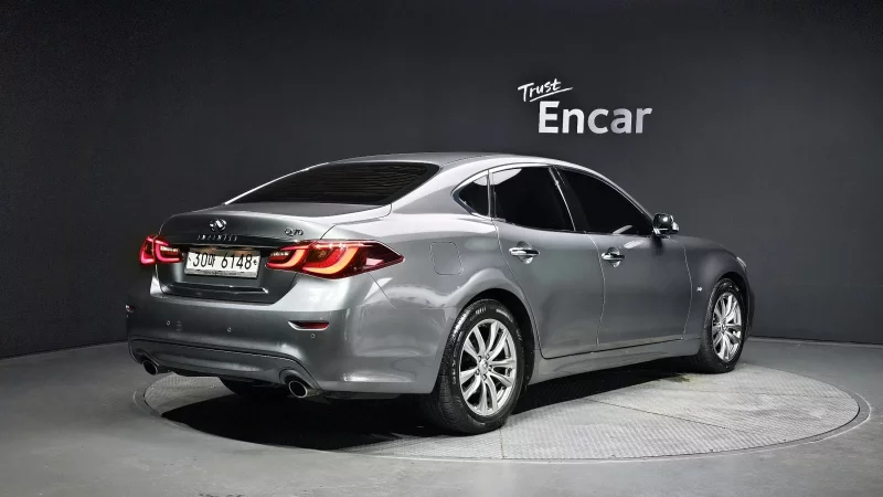 Infiniti Q70