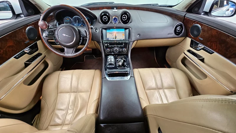 Jaguar XJ
