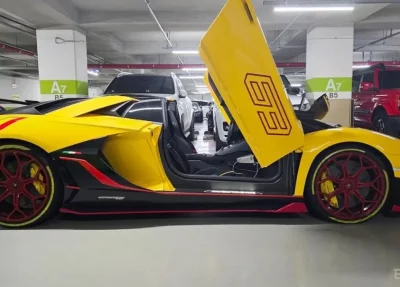 Lamborghini AVENTADOR