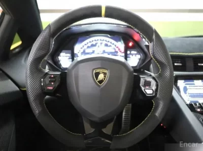 Lamborghini AVENTADOR