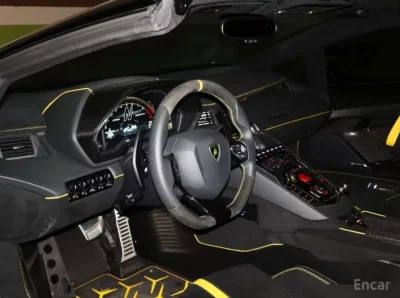 Lamborghini AVENTADOR