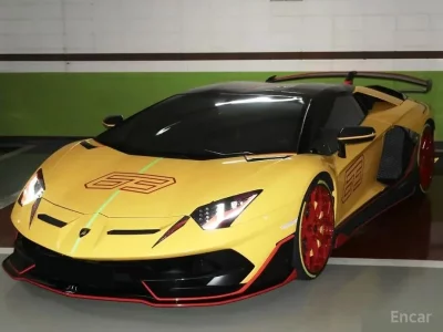 Lamborghini AVENTADOR