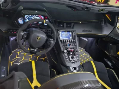 Lamborghini AVENTADOR
