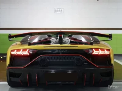 Lamborghini AVENTADOR