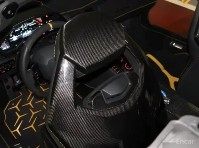 Lamborghini AVENTADOR
