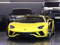 Lamborghini AVENTADOR