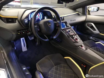 Lamborghini AVENTADOR