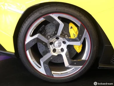 Lamborghini AVENTADOR