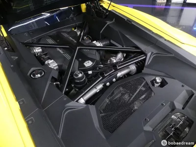 Lamborghini AVENTADOR