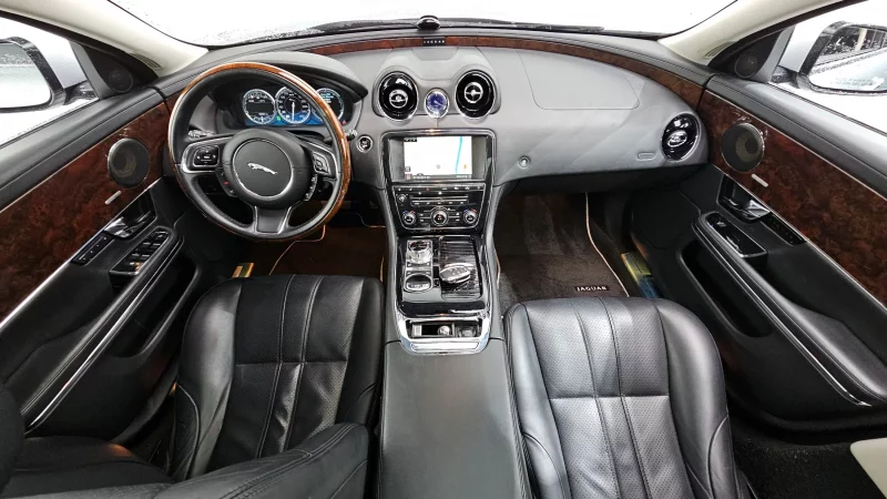 Jaguar XJ
