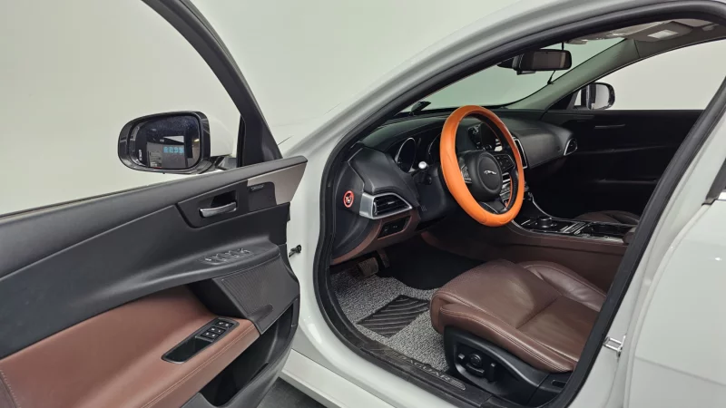 Jaguar XE