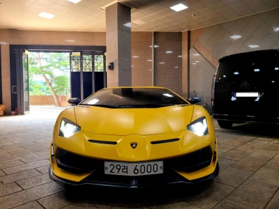 Lamborghini AVENTADOR