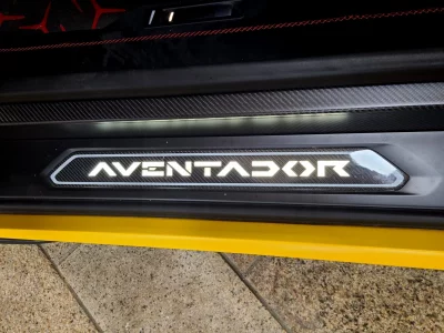 Lamborghini AVENTADOR