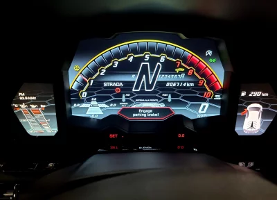 Lamborghini AVENTADOR