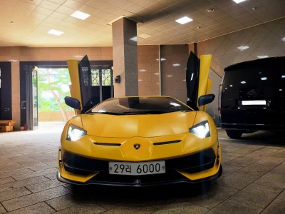 Lamborghini AVENTADOR