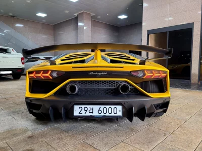 Lamborghini AVENTADOR