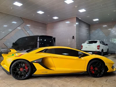 Lamborghini AVENTADOR